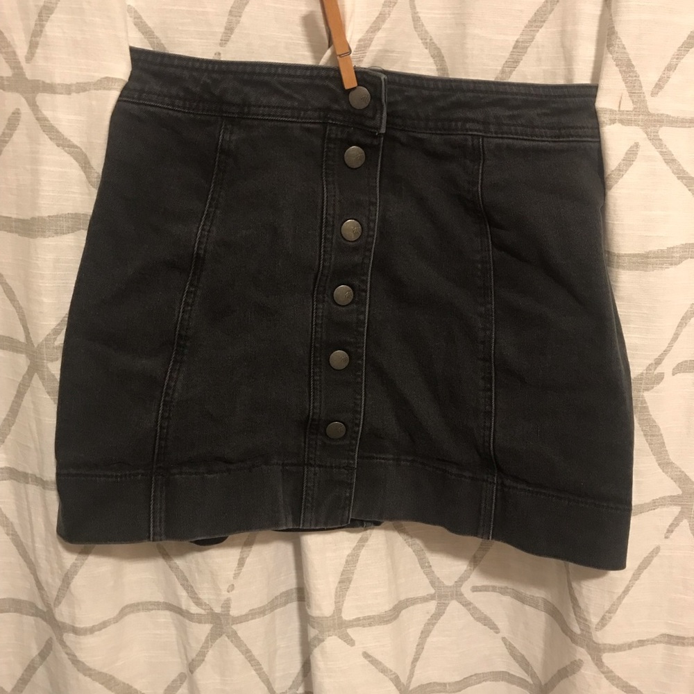 Maxwell: size 6 plain black button up jeanskirt